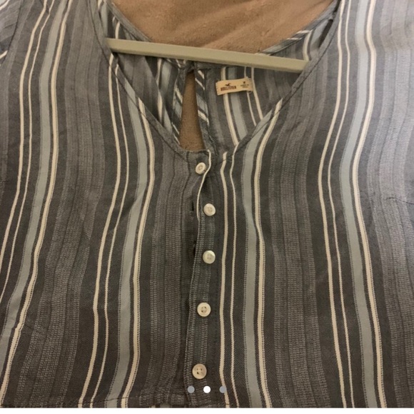 Super cute button striped crop top 🤩 - Picture 2 of 3